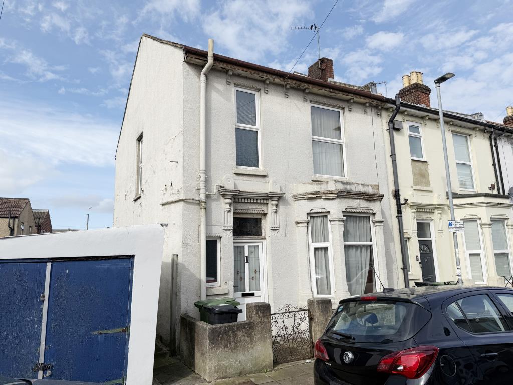Lot: 133 - THREE-BEDROOM HOUSE IN NEED OF IMPROVEMENT - End terrace house with rendered and painted exterior
